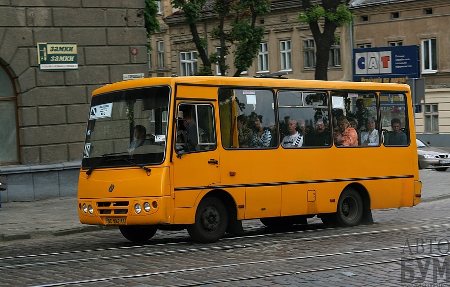 Автобус с пасажирами въехал в автосервис